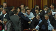 Украинские депутаты ломали стулья и рвали друг другу пиджаки во время драки Украинские депутаты ломали стулья и рвали друг другу пиджаки во время драки
