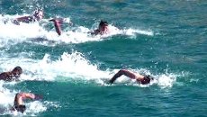 Греки в религиозный праздник плавали наперегонки в море за деревянным крестом Греки в религиозный праздник плавали наперегонки в море за деревянным крестом