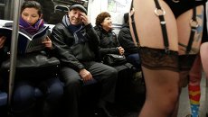 Участники акции В метро без штанов - 2013 в Нью-Йорке Участники акции В метро без штанов - 2013 в Нью-Йорке