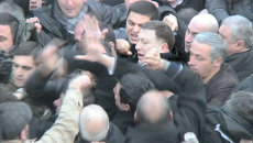 Толпа митингующих окружила мэра Тбилиси и накинулась на него с кулаками Толпа митингующих окружила мэра Тбилиси и накинулась на него с кулаками