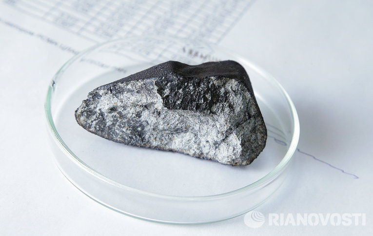 Осколок чебаркульского метеорита в лаборатории Института геохимии и аналитической химии им. В.И.Вернадского Осколок чебаркульского метеорита в лаборатории Института геохимии и аналитической химии им. В.И.Вернадского