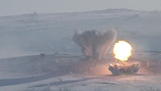 Снег взмывает столбом под Градом на учениях в Мурманской области Снег взмывает столбом под Градом на учениях в Мурманской области