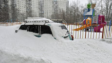 Автомобиль, занесенный снегом. Архивное фото Автомобиль, занесенный снегом. Архивное фото