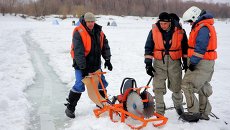 Спасатели с техникой для вскрытия льда Спасатели с техникой для вскрытия льда