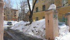 Снежные завалы во дворах Калининского района в Новосибирске Снежные завалы во дворах Калининского района в Новосибирске