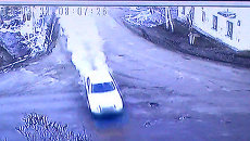 Автомобиль на скорости врезался в жилой дом. Съемка камеры наблюдения Автомобиль на скорости врезался в жилой дом. Съемка камеры наблюдения