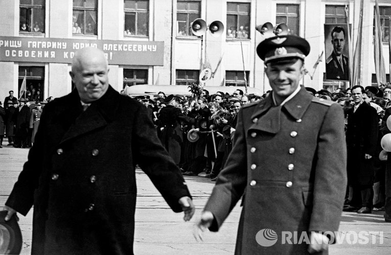 Ю.Гагарин, Н.Хрущев на Внуковском аэродроме после завершения полета Ю.Гагарин, Н.Хрущев на Внуковском аэродроме после завершения полета