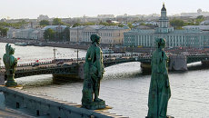 Вид на Дворцовый мост. Архивное фото Вид на Дворцовый мост. Архивное фото