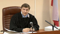 Судья попросил Навального отвечать на вопросы, а не задавать их Судья попросил Навального отвечать на вопросы, а не задавать их