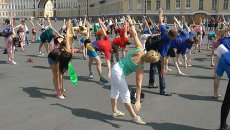 Петербуржцы всех возрастов приняли участие в массовой зарядке на Дворцовой Петербуржцы всех возрастов приняли участие в массовой зарядке на Дворцовой