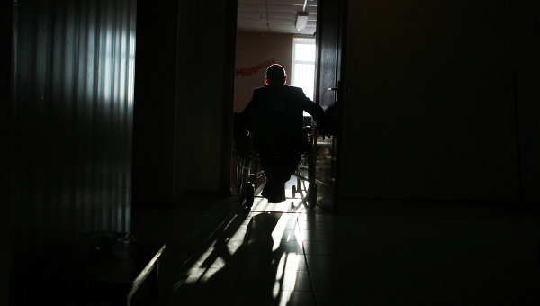 Человек в инвалидной коляске. Архивное фото