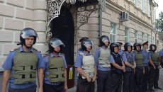 Сотрудники полиции охраняют мэрию Пугачева от митингующих Сотрудники полиции охраняют мэрию Пугачева от митингующих