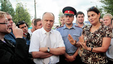 Глава УФМС по Петербургу и области Елена Дунаева на сходе на Хасанской улице Глава УФМС по Петербургу и области Елена Дунаева на сходе на Хасанской улице