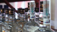 Продажа вино-водочной продукции в магазинах. Архивное фото Продажа вино-водочной продукции в магазинах. Архивное фото