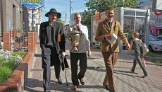 Писатели-классики сыграли в шахматы и карты в центре Новосибирска Писатели-классики сыграли в шахматы и карты в центре Новосибирска