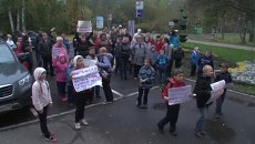 Ученики столичной школы № 740 во время протеста против закрытия учебного заведения за нарушение санитарных норм Ученики столичной школы № 740 во время протеста против закрытия учебного заведения за нарушение санитарных норм