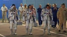 Экипаж новой экспедиции МКС аплодисментами проводили к Союзу ТМА-10М Экипаж новой экспедиции МКС аплодисментами проводили к Союзу ТМА-10М
