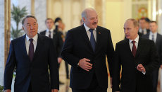 Президенты России, Белоруссии и Казахстана - Владимир Путин, Александр Лукашенко и Нурсултан Назарбаев (справа налево) Президенты России, Белоруссии и Казахстана - Владимир Путин, Александр Лукашенко и Нурсултан Назарбаев (справа налево)
