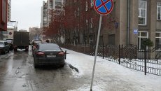 Парковка под запрещающим знаком. архивное фото Парковка под запрещающим знаком. архивное фото