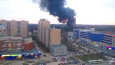 Клубы черного дыма вырывались из горящего склада в подмосковном Королеве Клубы черного дыма вырывались из горящего склада в подмосковном Королеве
