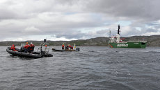 Судно Greenpeace Арктик Санрайз задержано пограничниками РФ. Архивное фото Судно Greenpeace Арктик Санрайз задержано пограничниками РФ. Архивное фото