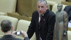 Первый заместитель председателя комитета Государственной Думы по аграрным вопросам Николай Харитонов позирует для снимка с макетом памятника Ф.Э. Дзержинскому Первый заместитель председателя комитета Государственной Думы по аграрным вопросам Николай Харитонов позирует для снимка с макетом памятника Ф.Э. Дзержинскому