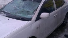 Снег с крыши упал на автомобиль в Томске, событийное фото Снег с крыши упал на автомобиль в Томске, событийное фото