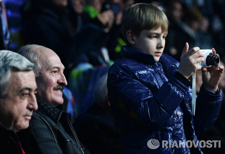 За церемонией открытия с трибун наблюдали главы государств СНГ. На фото: лидер Республики Беларусь Александр Лукашенко c сыном Николаем и президент Армении Серж Саргсян. За церемонией открытия с трибун наблюдали главы государств СНГ. На фото: лидер Республики Беларусь Александр Лукашенко c сыном Николаем и президент Армении Серж Саргсян.