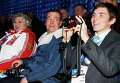 Председатель правительства России Дмитрий Медведев наблюдал за церемонией в компании тренера по фигурному катанию Татьяны Тарасовой. Председатель правительства России Дмитрий Медведев наблюдал за церемонией в компании тренера по фигурному катанию Татьяны Тарасовой.