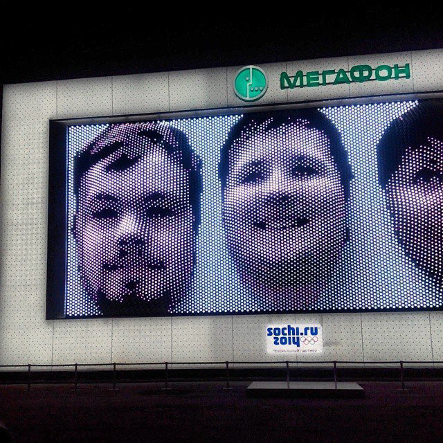 Портрет томича Дмитрия Далингера (слева) на экране павильона MegaFaces в Сочи Портрет томича Дмитрия Далингера (слева) на экране павильона MegaFaces в Сочи