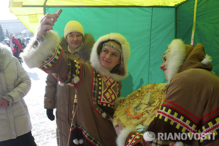 Проводы зимы в Томске: сибирские силачи, блины и чучело-гигант Проводы зимы в Томске: сибирские силачи, блины и чучело-гигант