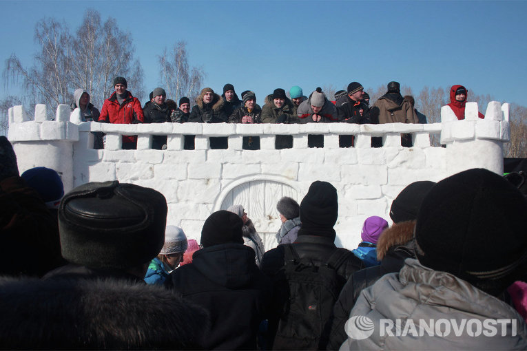 Празднование Масленицы в Томске на стадионе Политехник Празднование Масленицы в Томске на стадионе Политехник