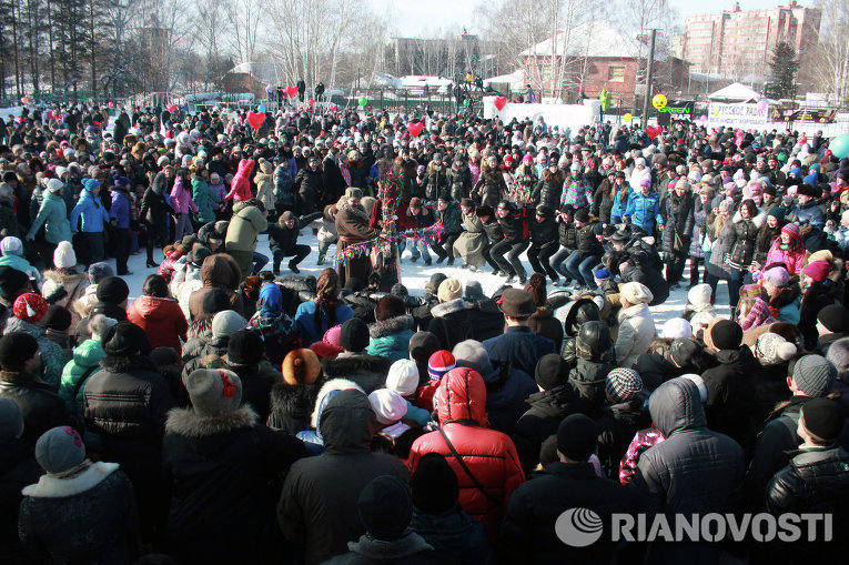 Празднование Масленицы в Томске на стадионе Политехник Празднование Масленицы в Томске на стадионе Политехник